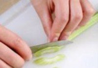 芹菜炒熏干的做法 步骤3