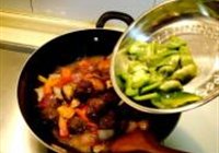 什锦蔬菜烧丸子的做法 步骤10