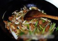 大葱爆肉的做法 步骤6