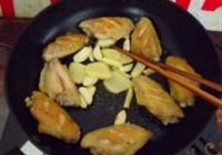 蚝油焖鸡翅的做法 步骤3