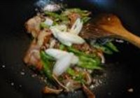 尖椒炒猪耳根的做法 步骤6