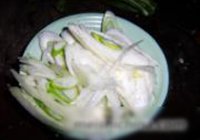 大葱爆肉的做法 步骤2
