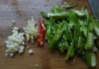 尖椒炒猪耳根的做法 步骤2