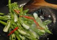 尖椒炒猪耳根的做法 步骤3
