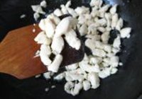泡菜炒鸡丁的做法 步骤2