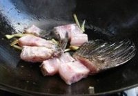 鱼骨白菜汤的做法 步骤2