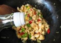 泡菜炒鸡丁的做法 步骤6