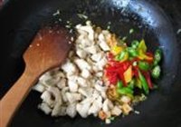 泡菜炒鸡丁的做法 步骤4