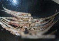 油炸凤尾鱼的做法 步骤3