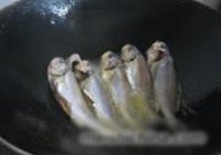 油煎小黄鱼的做法 步骤2
