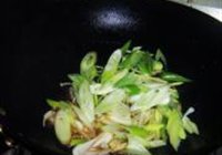 葱爆孜然豆腐的做法 步骤5