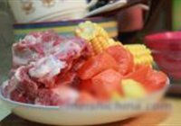 胡萝卜玉米筒骨汤的做法 步骤1