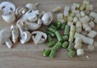 芦笋蘑菇滑鸡饭的做法 步骤4