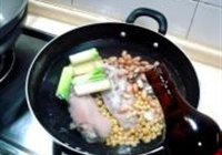黄豆花生煲猪脚的做法 步骤6