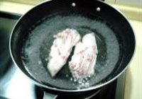 黄豆花生煲猪脚的做法 步骤2