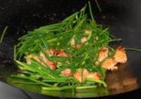 韭菜花炒虾仁的做法 步骤7