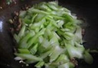西芹豆腐炒肉的做法 步骤10
