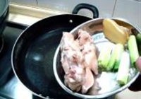 黄豆花生煲猪脚的做法 步骤4