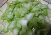 西芹豆腐炒肉的做法 步骤2