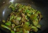西芹豆腐炒肉的做法 步骤11