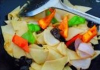 蚝油时蔬炒面片的做法 步骤10