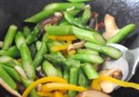 鲜菇芦笋小炒的做法 步骤6