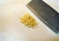 金蒜蚝汁墨鱼仔的做法 步骤2