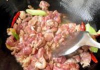 葱爆羊肉的做法 步骤3