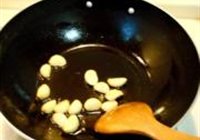 金蒜蚝汁墨鱼仔的做法 步骤7