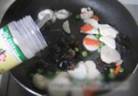 荸荠黑木耳炒肉片的做法 步骤5
