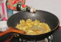 肉粒酱烧土豆块的做法 步骤7