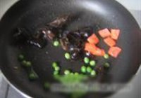 荸荠黑木耳炒肉片的做法 步骤3