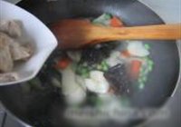 荸荠黑木耳炒肉片的做法 步骤7