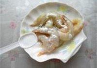 西芹腰果炒虾仁的做法 步骤4