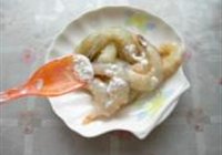 西芹腰果炒虾仁的做法 步骤3