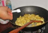 肉粒酱烧土豆块的做法 步骤6
