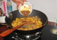 肉粒酱烧土豆块的做法 步骤10