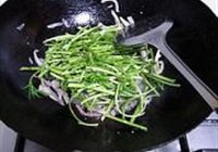 芦蒿炒咸肉的做法 步骤4