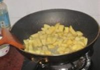 肉粒酱烧土豆块的做法 步骤5