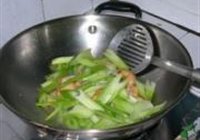 西芹腰果炒虾仁的做法 步骤15