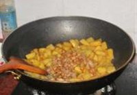 肉粒酱烧土豆块的做法 步骤8