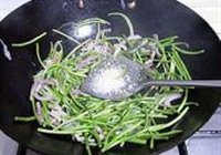 芦蒿炒咸肉的做法 步骤5