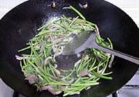 芦蒿炒咸肉的做法 步骤6