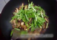 香菇炒韭菜的做法 步骤7