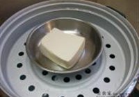 肉碎洒上嫩豆腐的做法 步骤2