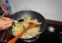 炒酸辣西瓜皮的做法 步骤5