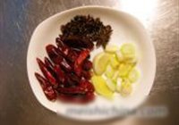 辣子鸡的做法 步骤2