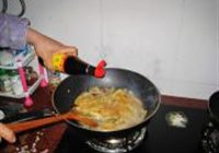 炒酸辣西瓜皮的做法 步骤6