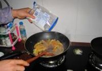 炒酸辣西瓜皮的做法 步骤7