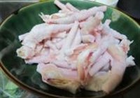 鹌鹑蛋烧鸡脚的做法 步骤2